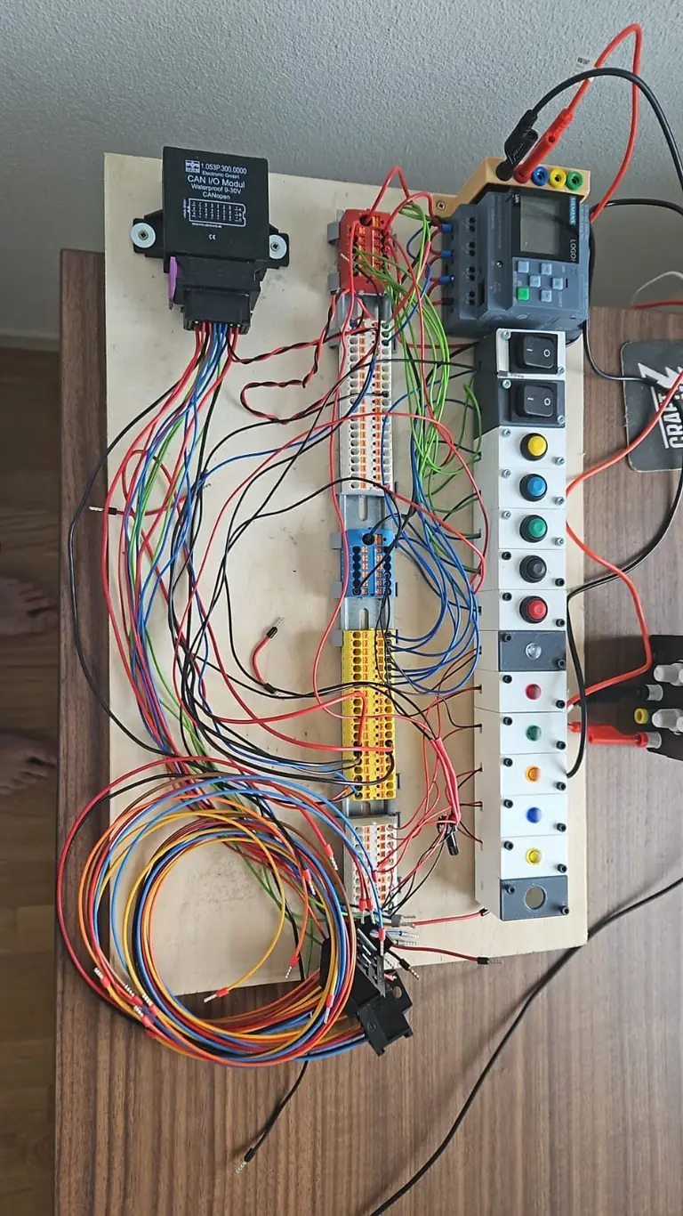 Fertig verdrahtetes Testboard mit Siemens LOGO!, Klemmleisten und 3D-gedrucktem Bediengehäuse