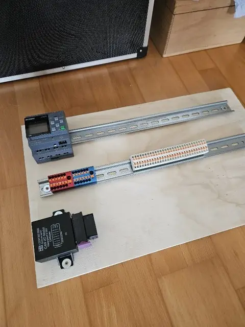 Holzbrett mit zwei Hutschienen, Siemens LOGO! und MRS CAN I/O-Modul