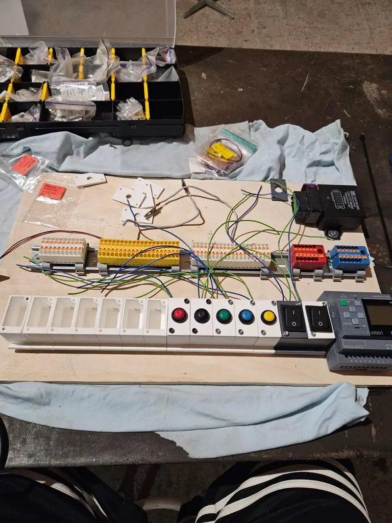 Verdrahtung des Testboards mit Klemmleisten, Tastern und LEDs auf der Werkbank
